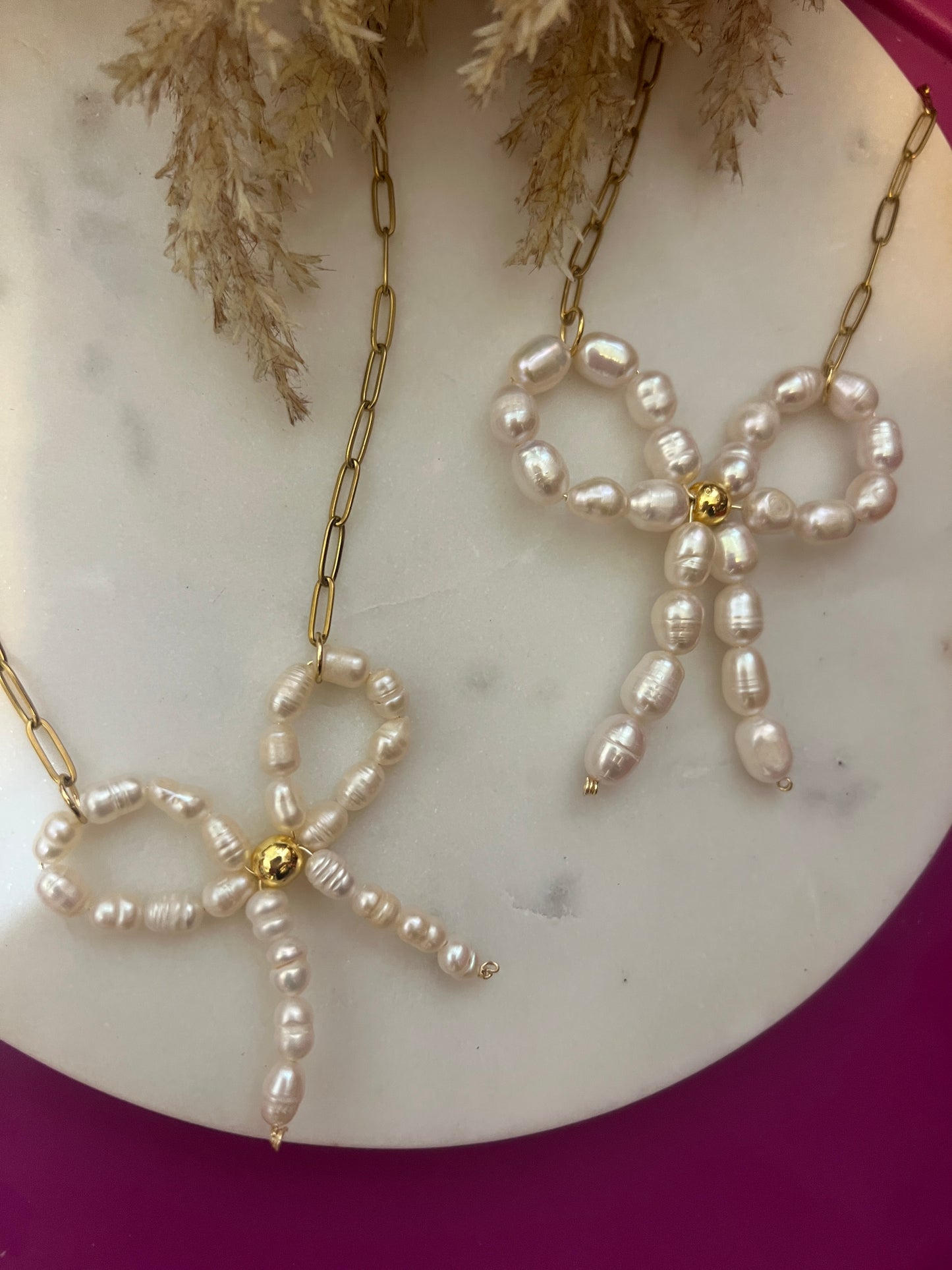 Bow pearl necklace