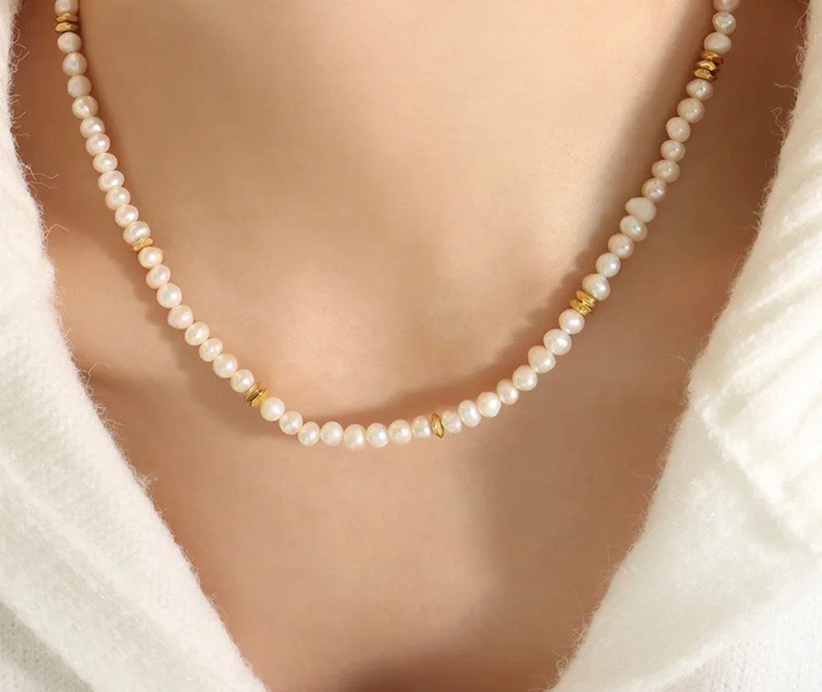 Retro pearl necklace