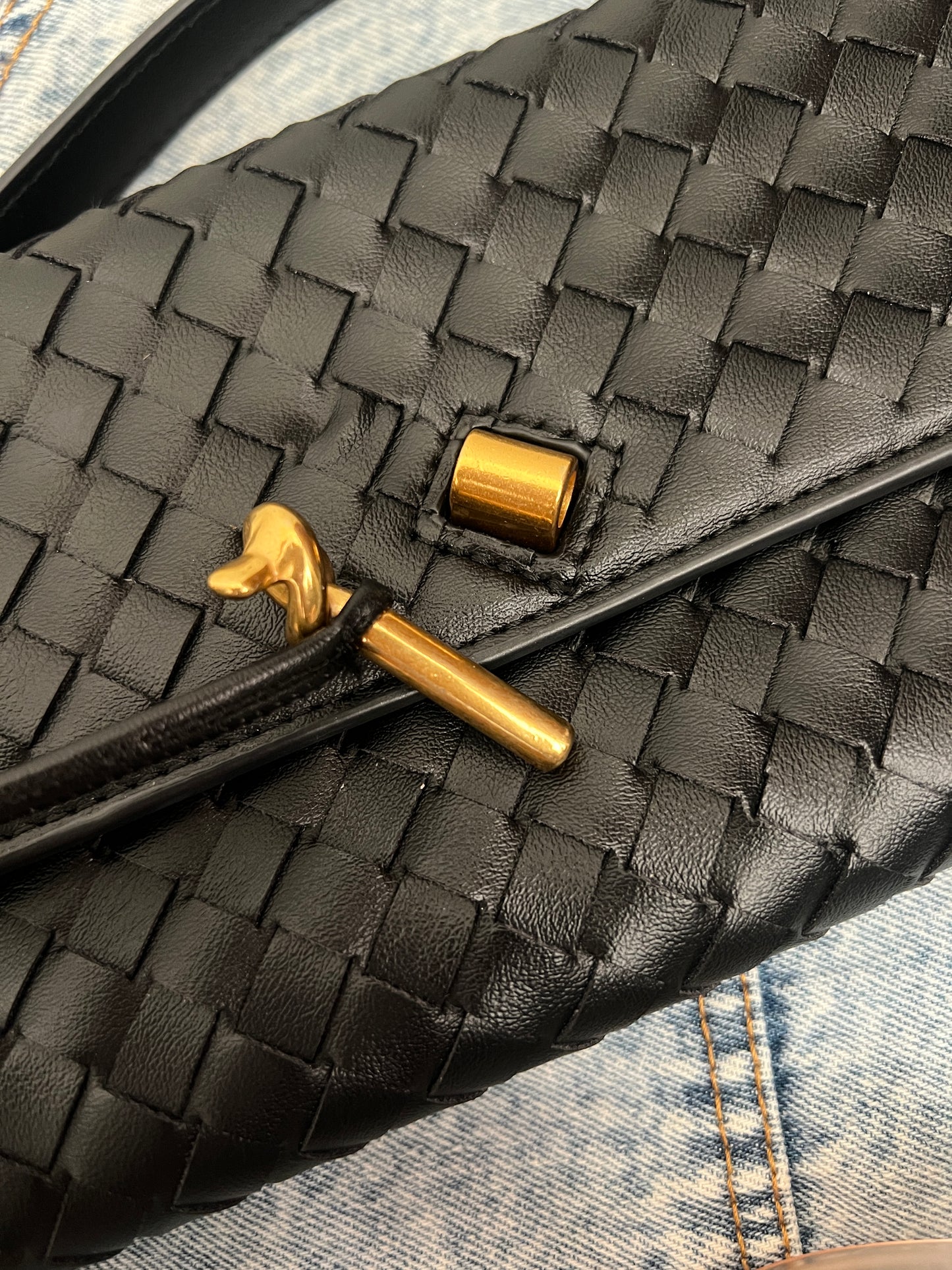 Knot clutch bag
