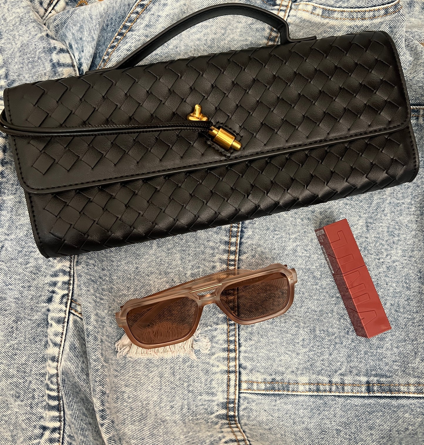 Knot clutch bag